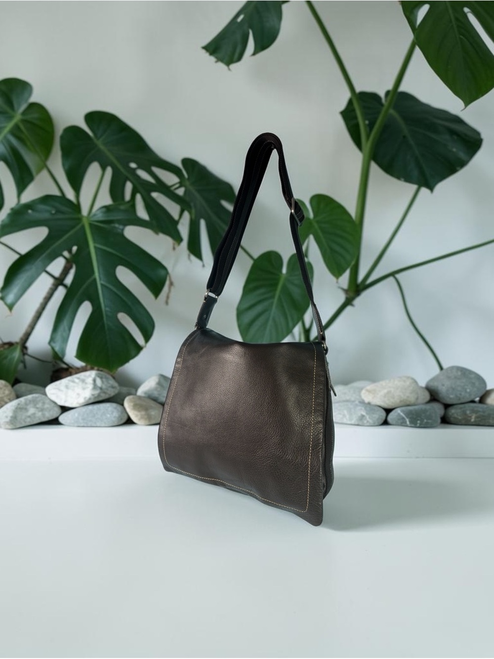 Levenger Pebbled Leather Messenger Bag Laptop Tablet Bomber Mocha Shoulder Strap